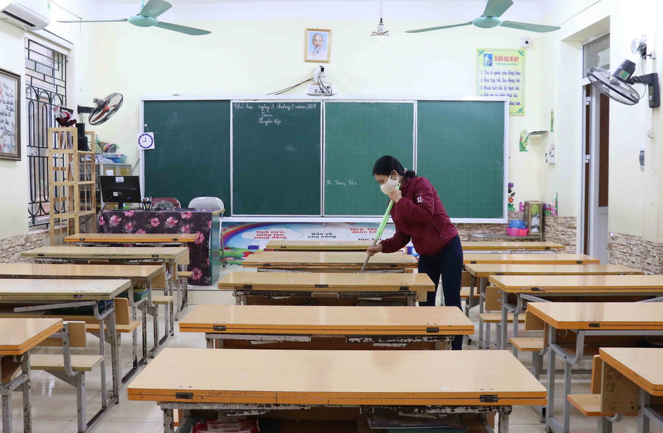 Giáo viên trường tiểu học Hoàng Lê, Hưng Yên lau dọn phòng học. (Ảnh: Đinh Tuấn/TTXVN)