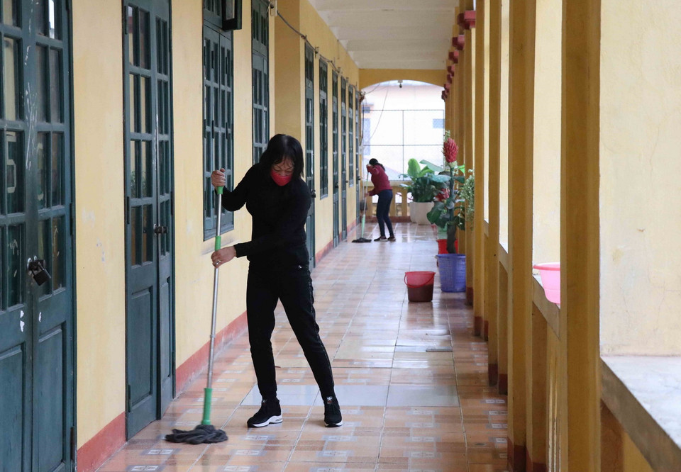 Giáo viên trường tiểu học Hoàng Lê, Hưng Yên lau dọn phòng học. (Ảnh: Đinh Tuấn/TTXVN)