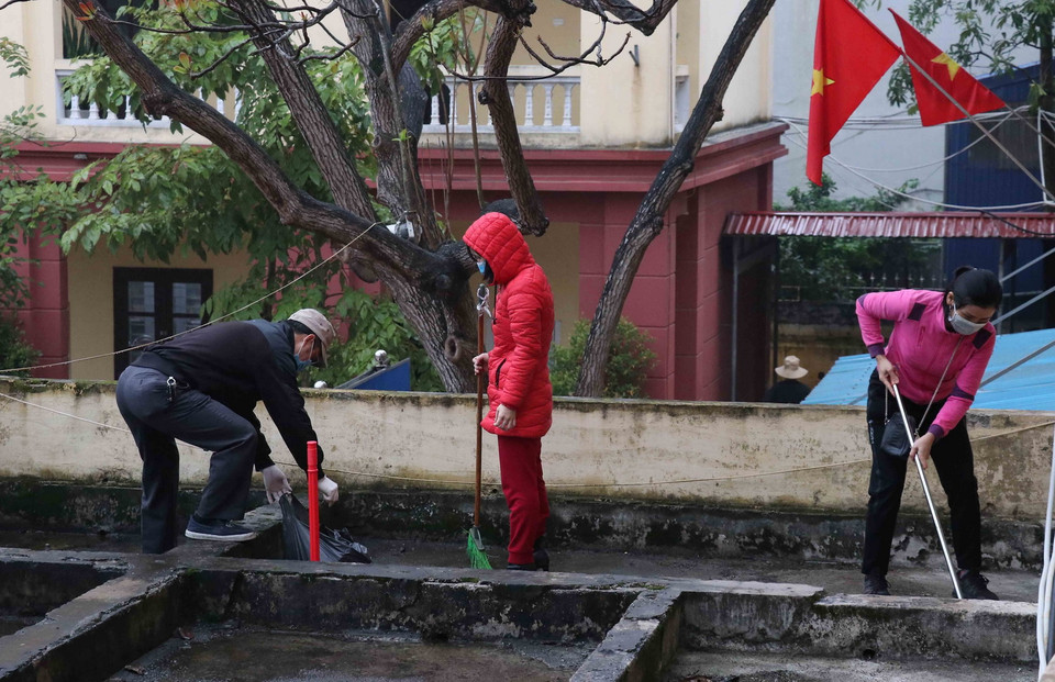 Giáo viên trường tiểu học Hoàng Lê, Hưng Yên lau dọn phòng học. (Ảnh: Đinh Tuấn/TTXVN)