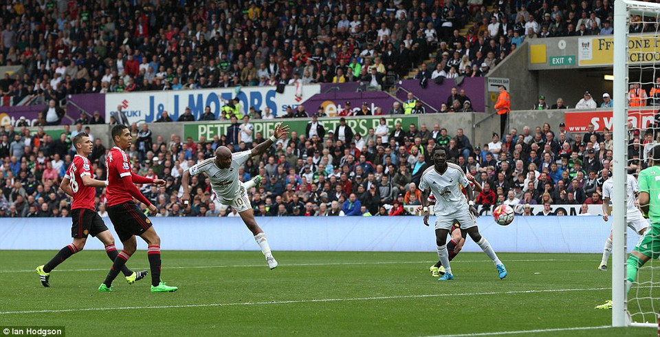 Tuy nhiên, chỉ đúng 13 phút sau, Andre Ayew thực hiện pha đánh đầu hiểm hóc.