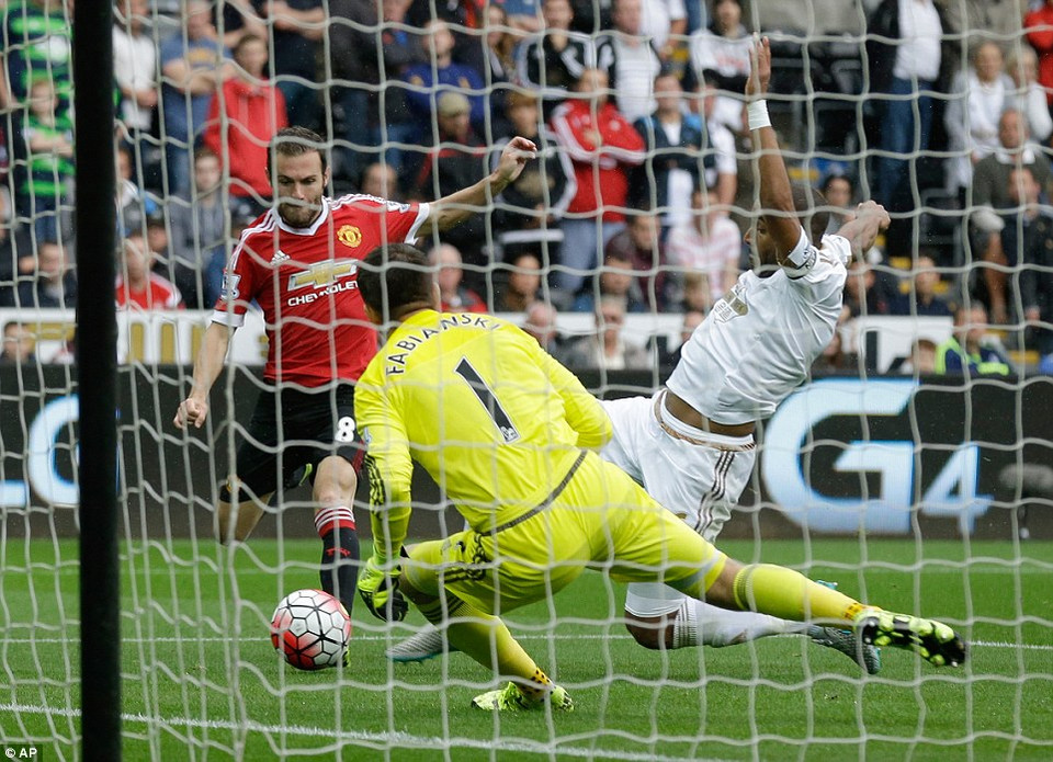 Juan Mata đã dễ dàng ghi bàn thắng mở tỷ số...