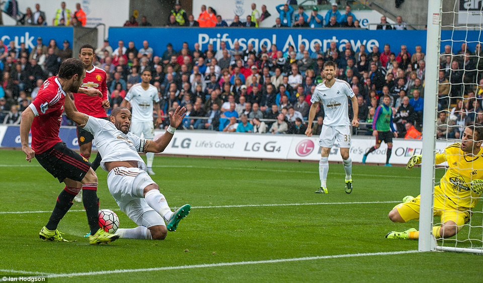 Phải đến phút 48, thế cân bằng của trận đấu mới được phá vỡ.