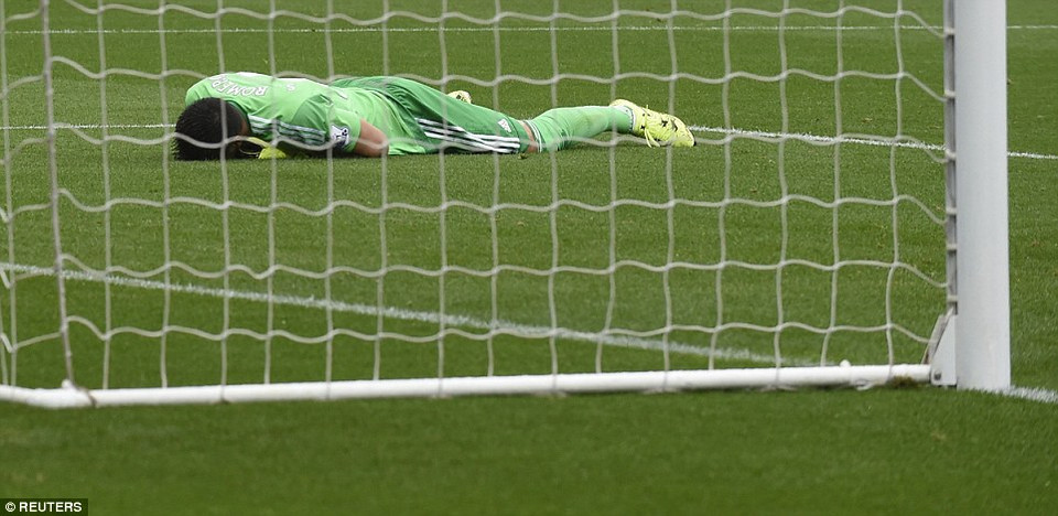 Romero đã hai lần phải vào lưới nhặt bóng trong thất bại đầu tiên của Manchester United.