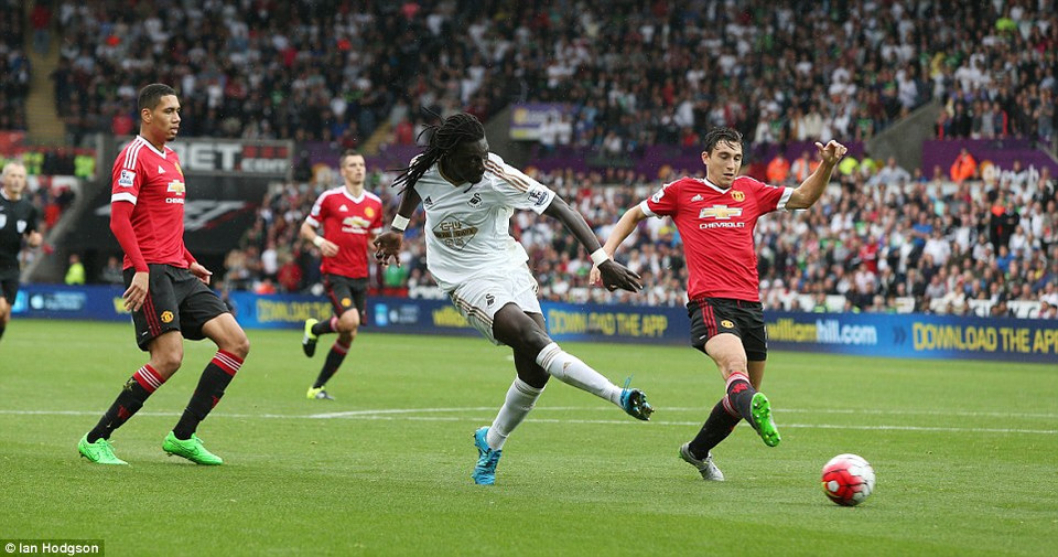 Đến phút 66, Bafetimbi Gomis đã lên tiếng...