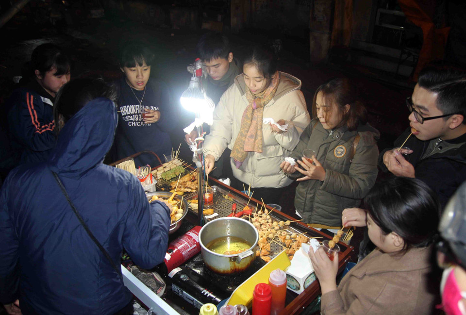 Những hàng ăn nóng tại khu vực trường đại học Bách Khoa Hà Nội thu hút rất đông khách trong những ngày rét đậm này. (Ảnh: Quang Quyết/TTXVN)