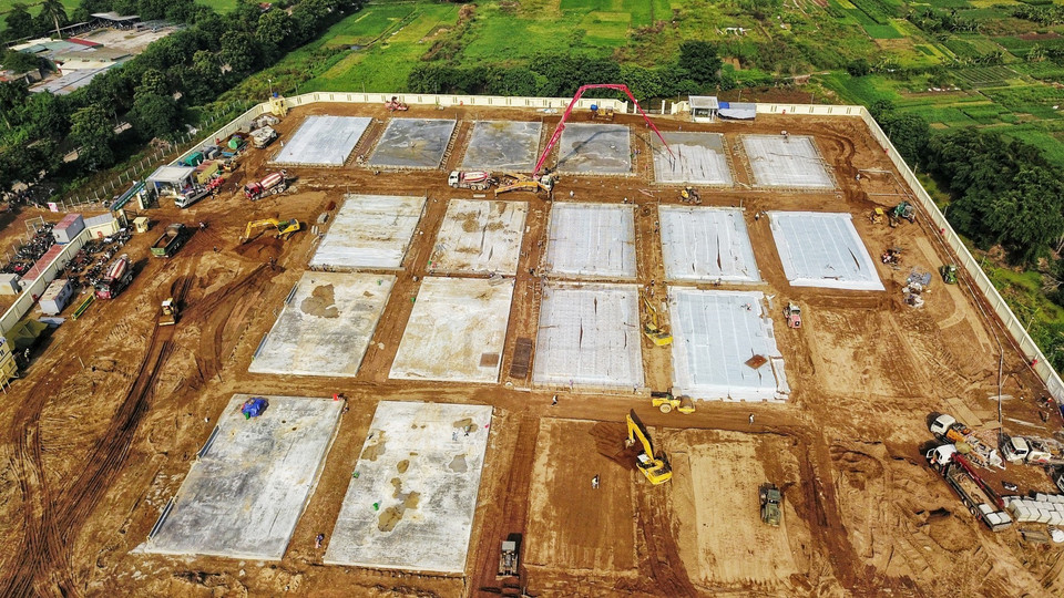 Dự án bệnh viện dã chiến quận Hoàng Mai khởi công từ 24/7/2021, dự kiến đến 25/8/2021 sẽ hoàn thiện. (Ảnh: Thành Đạt/TTXVN)