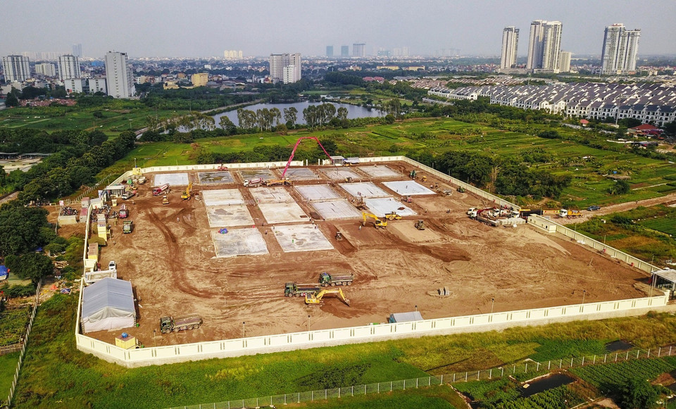 Khung cảnh bệnh viện dã chiến quy mô lớn tại Hà Nội đang được xây dựng. (Ảnh: Thành Đạt/TTXVN)