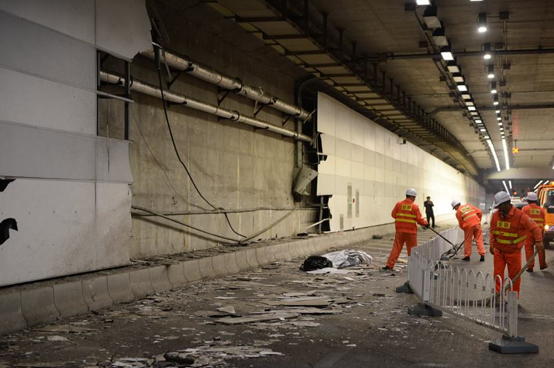 Theo các nhân chứng, trong lúc cố vượt qua xe Ferrari, chiếc Lamborghini đã cọ vào các xe khác và đâm thẳng vào tường. (Nguồn: CCTV)