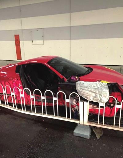 Vụ tai nạn đã làm nhiều chiếc xe bị hư hỏng nặng, trong đó có hai siêu xe Ferrari và Lamborghini. (Nguồn: CCTV)