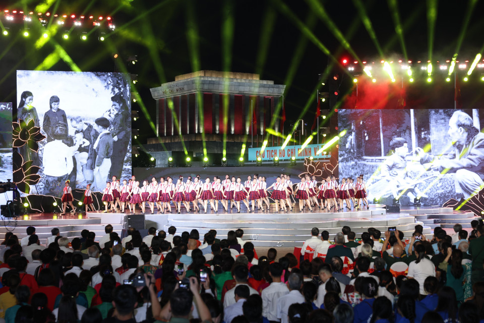 Tiết mục “Ai yêu Bác Hồ Chí Minh hơn thiếu niên nhi đồng” CLB Sao tuổi thơ thể hiện. (Ảnh: Lâm Khánh/TTXVN)