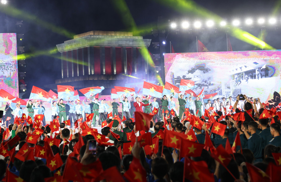 Liên khúc "Đất nước trọn niềm vui - Như có Bác trong ngày vui đại thắng" do ca sĩ Đông Hùng và thiếu nhi Trung tâm Văn hóa thành phố Hà Nội, Vũ đoàn Kben thể hiện. (Ảnh: Lâm Khánh/TTXVN)