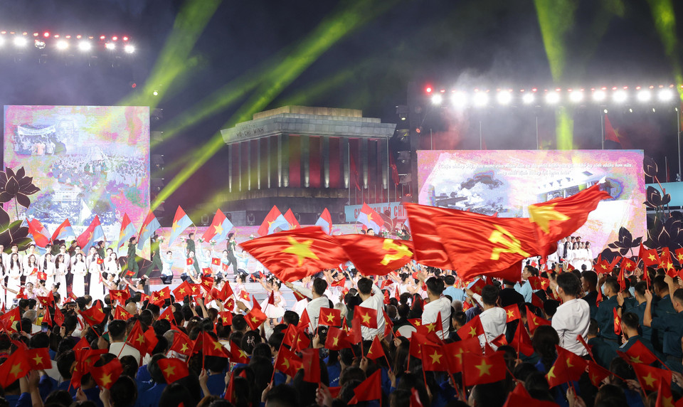 Liên khúc "Đất nước trọn niềm vui - Như có Bác trong ngày vui đại thắng" do ca sĩ Đông Hùng và thiếu nhi Trung tâm Văn hóa thành phố Hà Nội, Vũ đoàn Kben thể hiện. (Ảnh: Lâm Khánh/TTXVN)