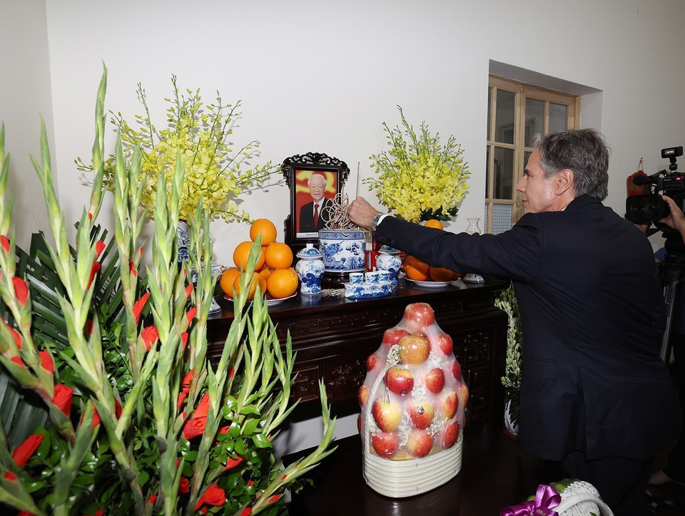 Ngoại trưởng Hoa Kỳ Antony Blinken thắp hương viếng Tổng Bí thư Nguyễn Phú Trọng. (Ảnh: Trí Dũng/TTXVN)