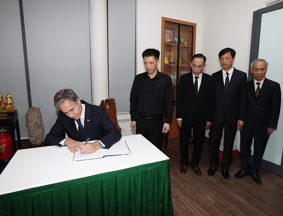 Ngoại trưởng Hoa Kỳ Antony Blinken ghi sổ tang. (Ảnh: Trí Dũng/TTXVN)