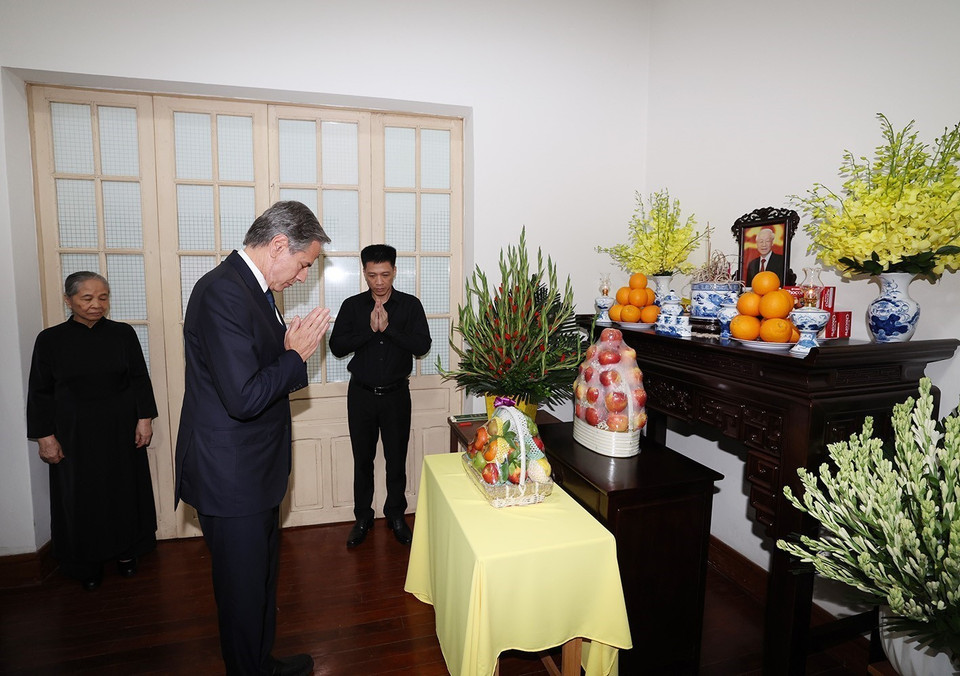 Ngoại trưởng Hoa Kỳ Antony Blinken thắp hương viếng Tổng Bí thư Nguyễn Phú Trọng. (Ảnh: Trí Dũng/TTXVN)
