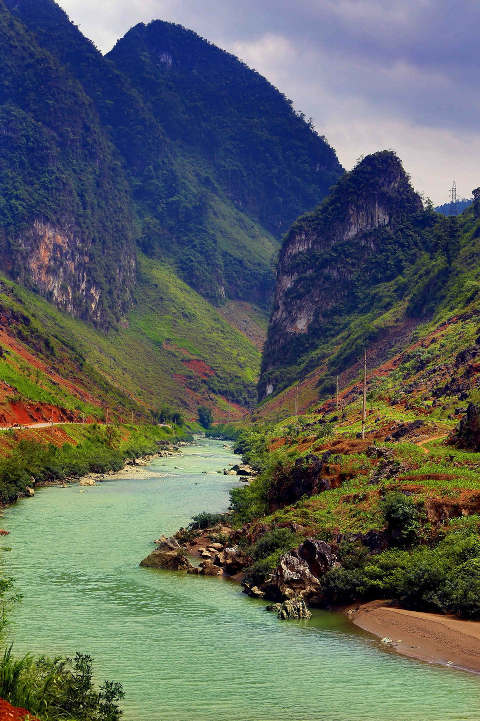 Sông Nho Quế xanh mát, yên bình. (Ảnh: Thành Đạt/TTXVN)