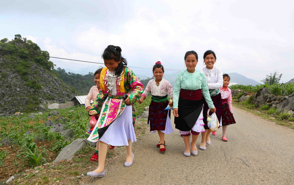 Xuống chợ. (Ảnh: Thành Đạt/TTXVN)