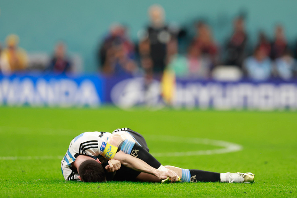 Những pha va chạm đã khiến Messi nhiều lúc phải nằm trên sân. (Ảnh: Hải An/Vietnam+)