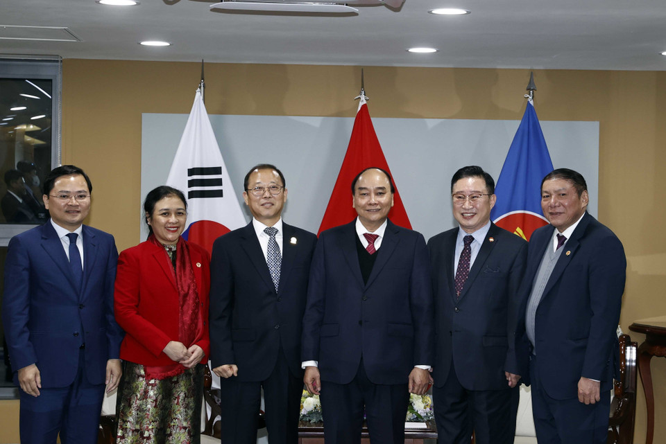 Chủ tịch nước Nguyễn Xuân Phúc tiếp ông Lý Huân, Chủ tịch dòng họ Lý tại Hàn Quốc. (Ảnh: Thống Nhất/TTXVN)