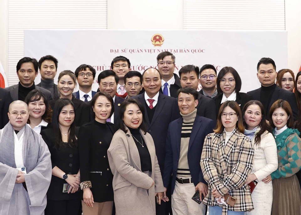 Chủ tịch nước Nguyễn Xuân Phúc với cán bộ nhân viên Đại sứ quán và đại diện cộng đồng người Việt Nam tại Hàn Quốc. (Ảnh: Thống Nhất/TTXVN)