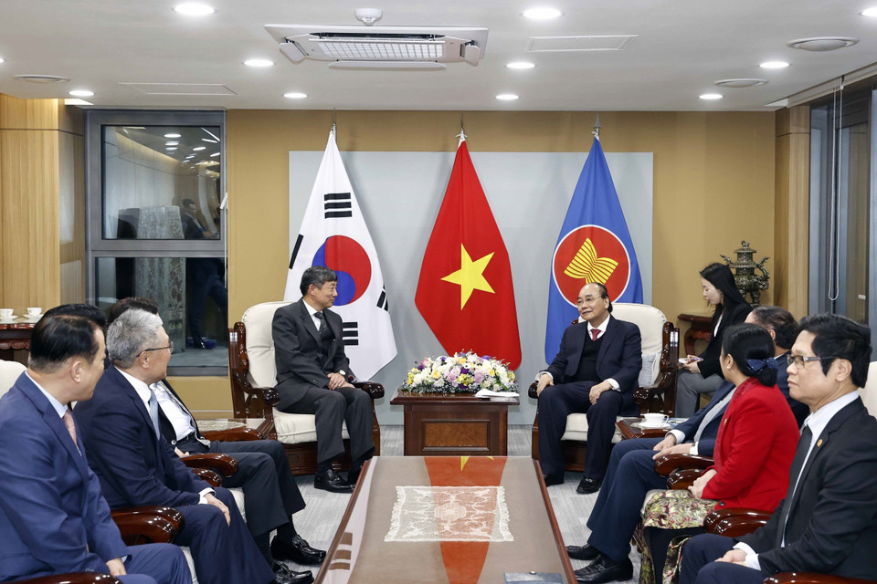 Chủ tịch nước Nguyễn Xuân Phúc tiếp Chủ tịch Hội hữu nghị Hàn-Việt Kim Joon. (Ảnh: Thống Nhất/TTXVN)