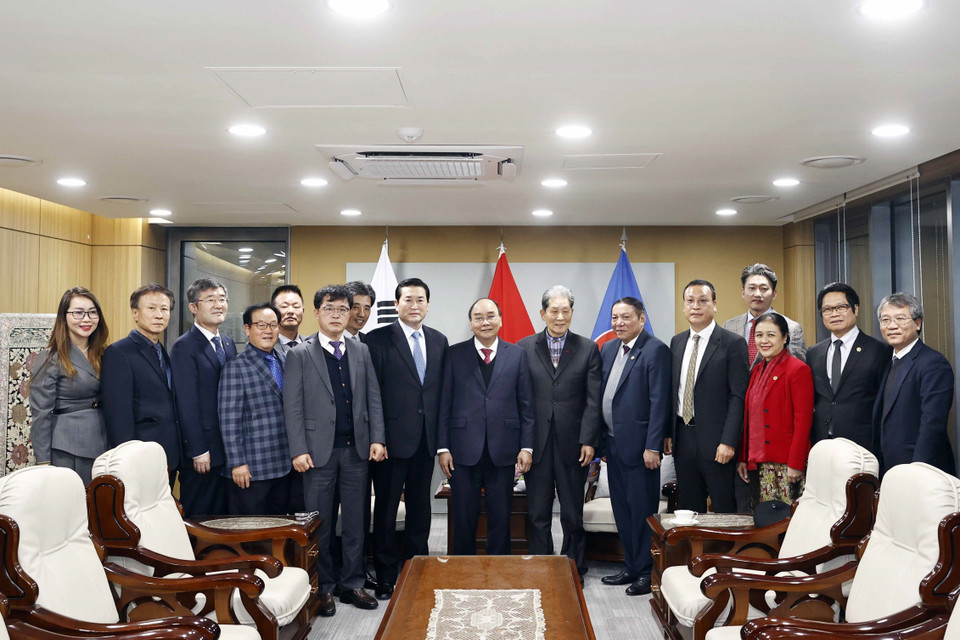 Chủ tịch nước Nguyễn Xuân Phúc tiếp Chủ tịch Hiệp hội kinh tế, Văn hoá Hàn Quốc-Việt Nam Kim Kil Soo. (Ảnh: Thống Nhất/TTXVN)