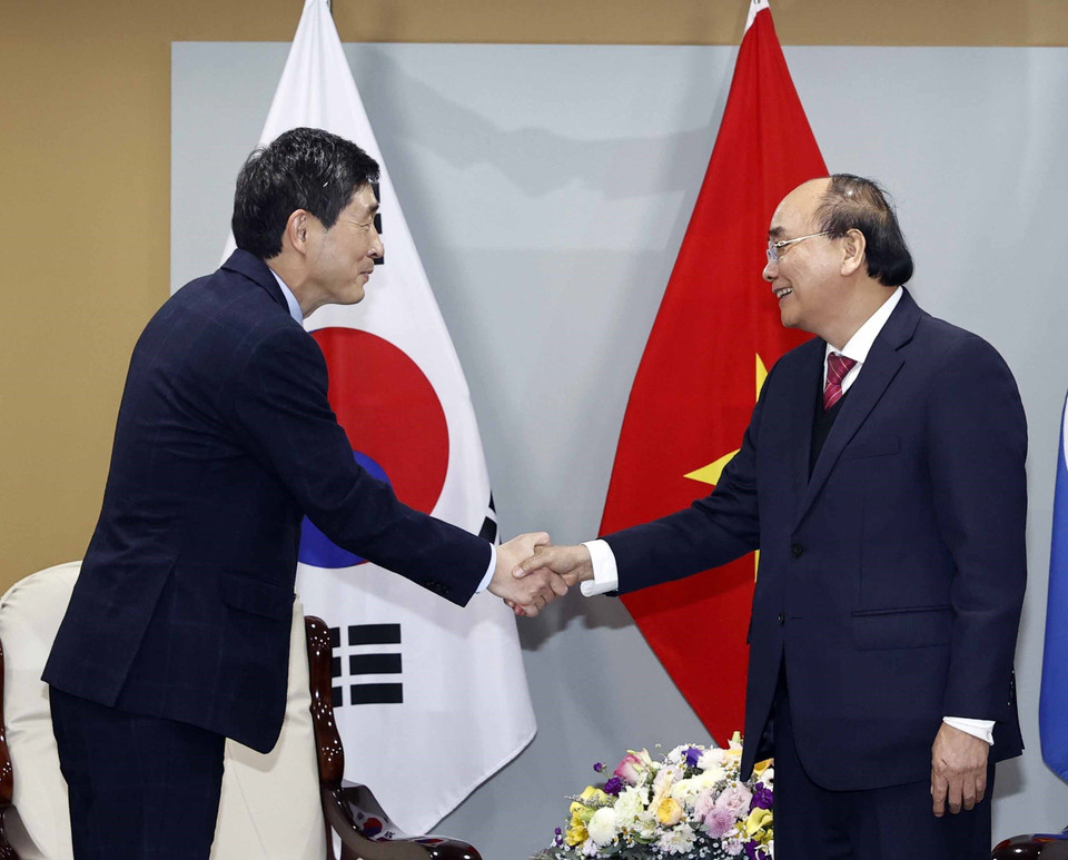 Chủ tịch nước Nguyễn Xuân Phúc tiếp Trưởng nhóm Hội những người uy tín Hàn Quốc, cựu Đại sứ tại Việt Nam Lee Hyuk. (Ảnh: Thống Nhất/TTXVN)