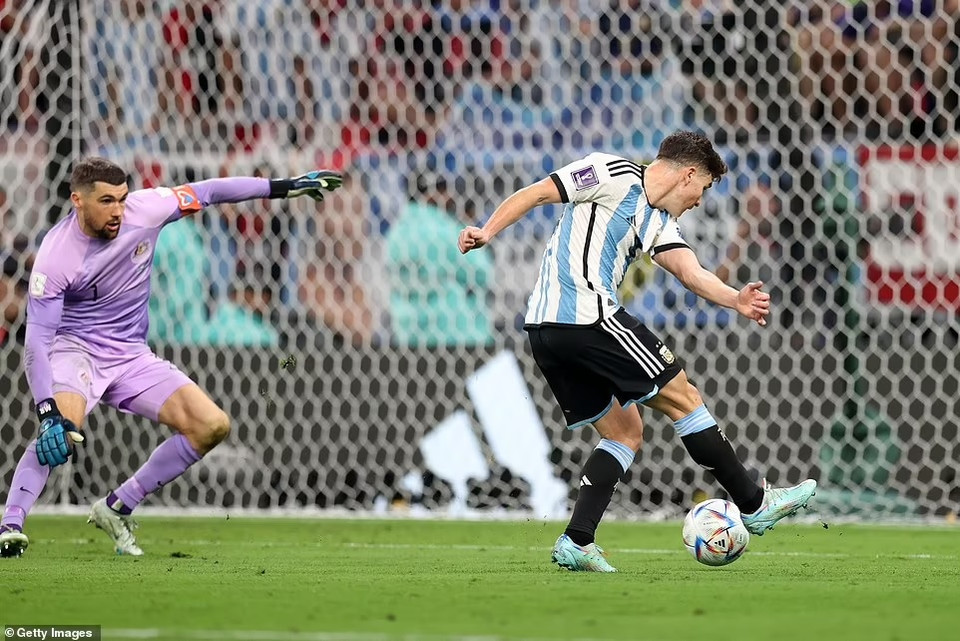...tạo cơ hội cho Julian Alvarez ghi bàn nhân đôi cách biệt cho Argentina. (Nguồn: Getty Images)