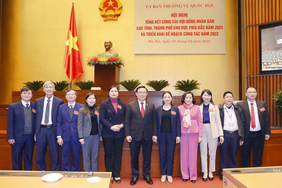 Chủ tịch Quốc hội Vương Đình Huệ với đại biểu tỉnh Tuyên Quang dự Hội nghị. (Ảnh: Doãn Tấn/TTXVN)