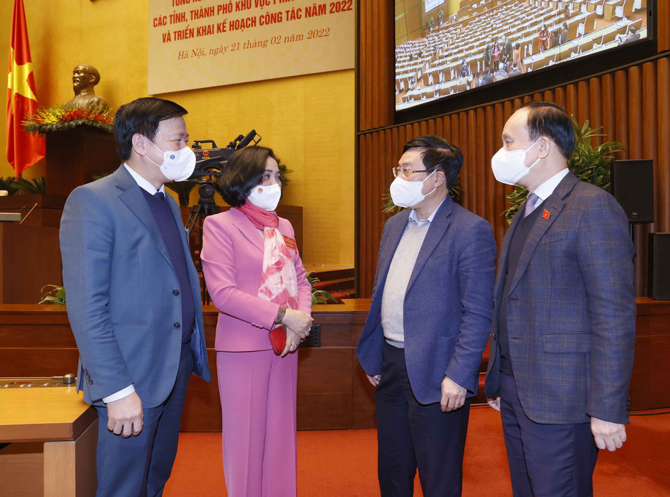 Phó Thủ tướng Thường trực Chính phủ Phạm Bình Minh trao đổi với các đại biểu. (Ảnh: Doãn Tấn/TTXVN)