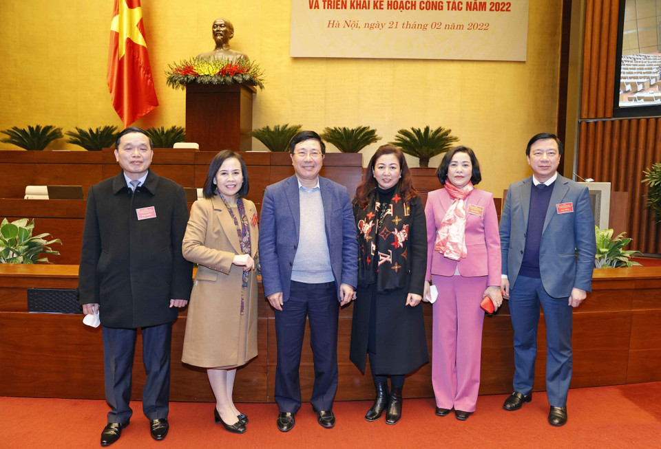 Phó Thủ tướng Thường trực Chính phủ Phạm Bình Minh với các đại biểu. (Ảnh: Doãn Tấn/TTXVN)