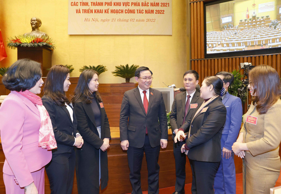 Chủ tịch Quốc hội Vương Đình Huệ với đại biểu dự Hội nghị. (Ảnh: Doãn Tấn/TTXVN)