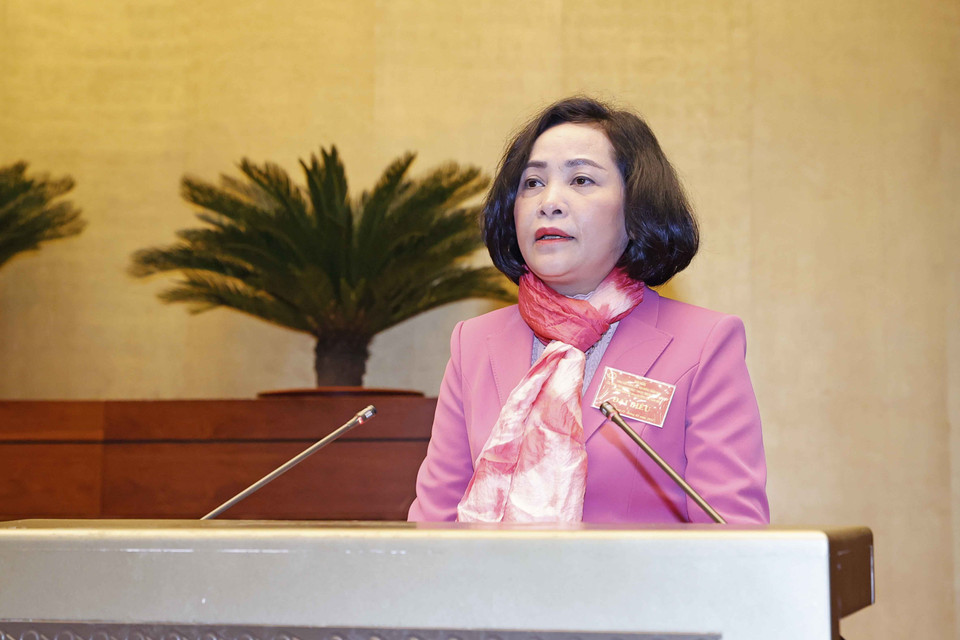Trưởng Ban Công tác đại biểu thuộc Ủy ban Thường vụ Quốc hội Nguyễn Thị Thanh trình bày tóm tắt Báo cáo tổng kết tình hình tổ chức và hoạt động của Hội đồng nhân dân các tỉnh, thành phố trực thuộc trung ương (Khu vực phía Bắc). (Ảnh: Doãn Tấn/TTXVN)