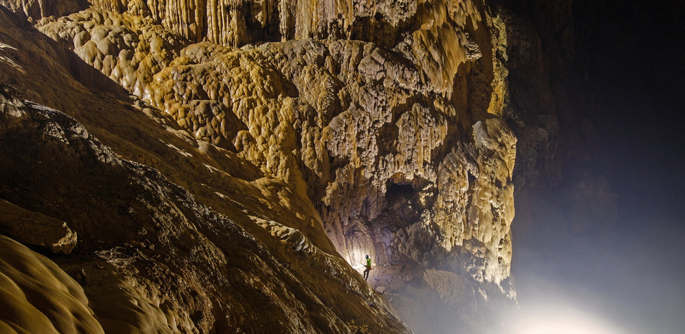 Bức tường Việt Nam hay còn gọi là Vạn lý trường thành của Việt Nam trong hang Sơn Đoòng. (Nguồn: Oxalis Adventures-Ryandeboodt/Vietnam+) 