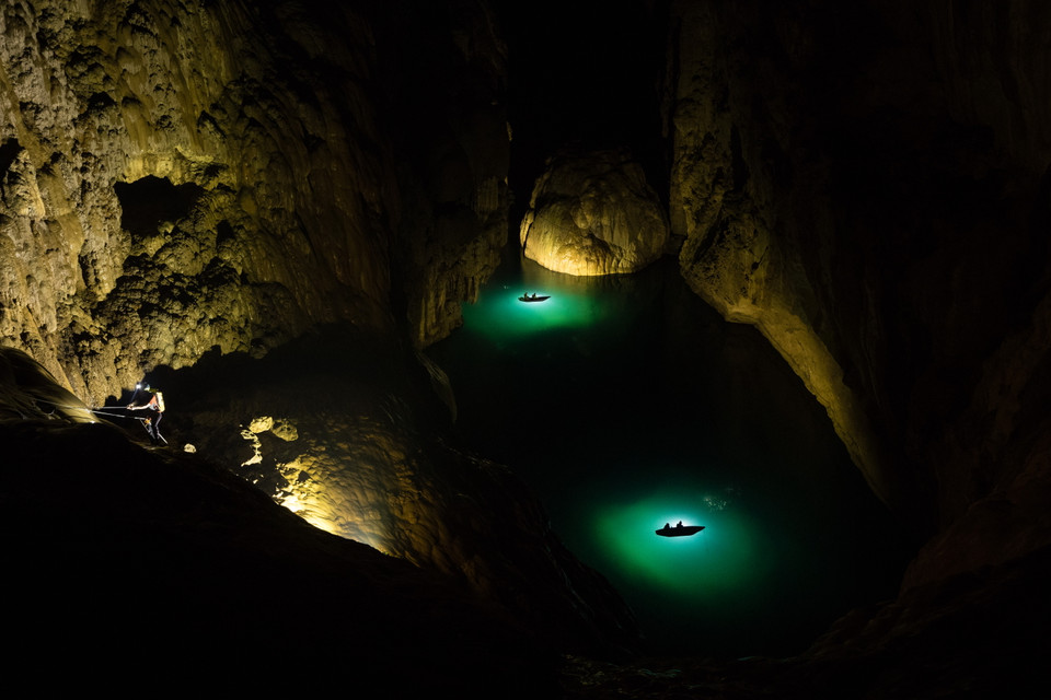 Đi thuyền trong hang. (Nguồn: Oxalis Adventures/Vietnam+)