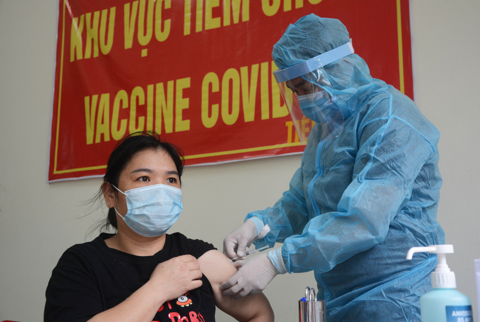 Nhân viên y tế tiêm vaccine phòng COVID-19 tại Bệnh viện Phổi Đà Nẵng. (Ảnh: Văn Dũng/TTXVN)