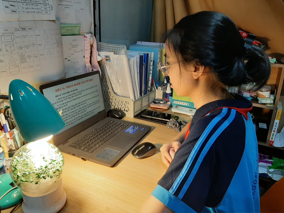 Thí sinh trường THCS Nghĩa Tân (quận Cầu Giấy) học quy chế thi sớm hơn so với dự kiến. (Ảnh: Nguyễn Cúc/TTXVN)