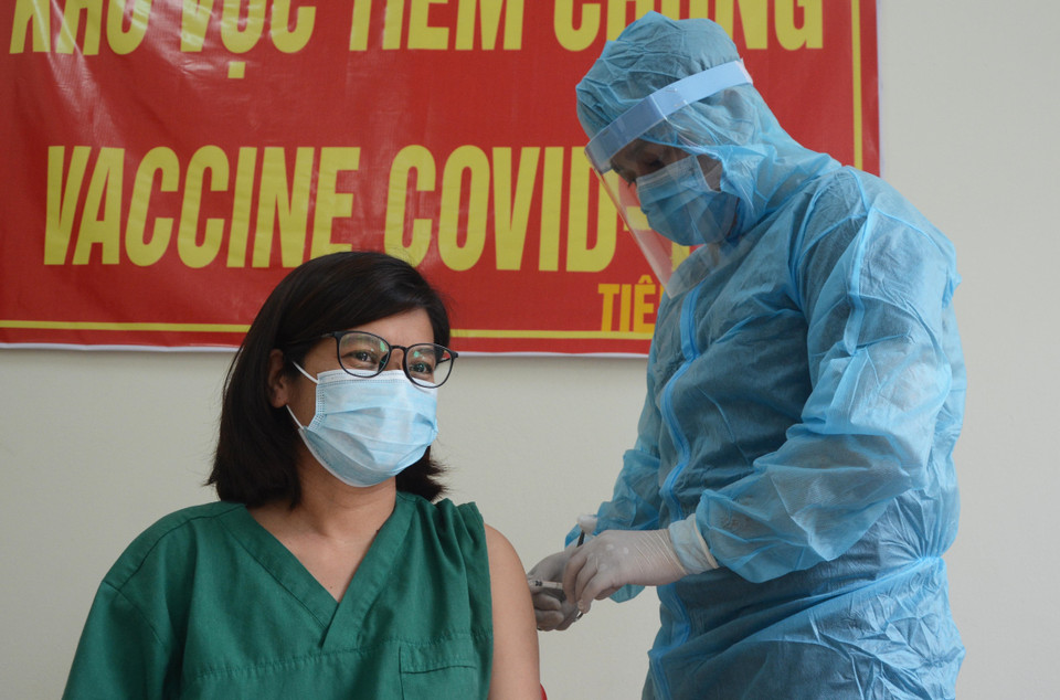 Nhân viên y tế tiêm vaccine phòng COVID-19 tại Bệnh viện Phổi Đà Nẵng. (Ảnh: Văn Dũng/TTXVN)