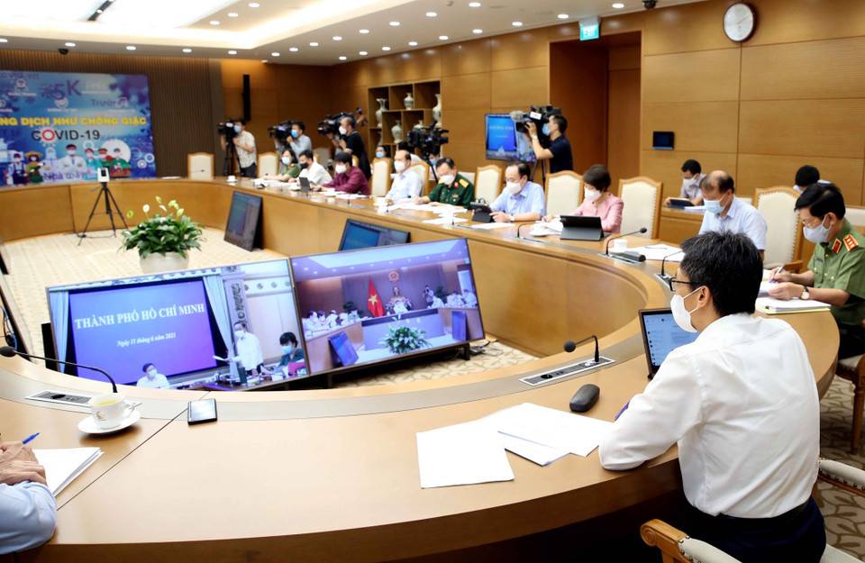 Phó Thủ tướng Vũ Đức Đam chỉ đạo công tác kiểm soát dịch COVID-19 tại các khu công nghiệp. (Ảnh: Phạm Kiên/TTXVN)