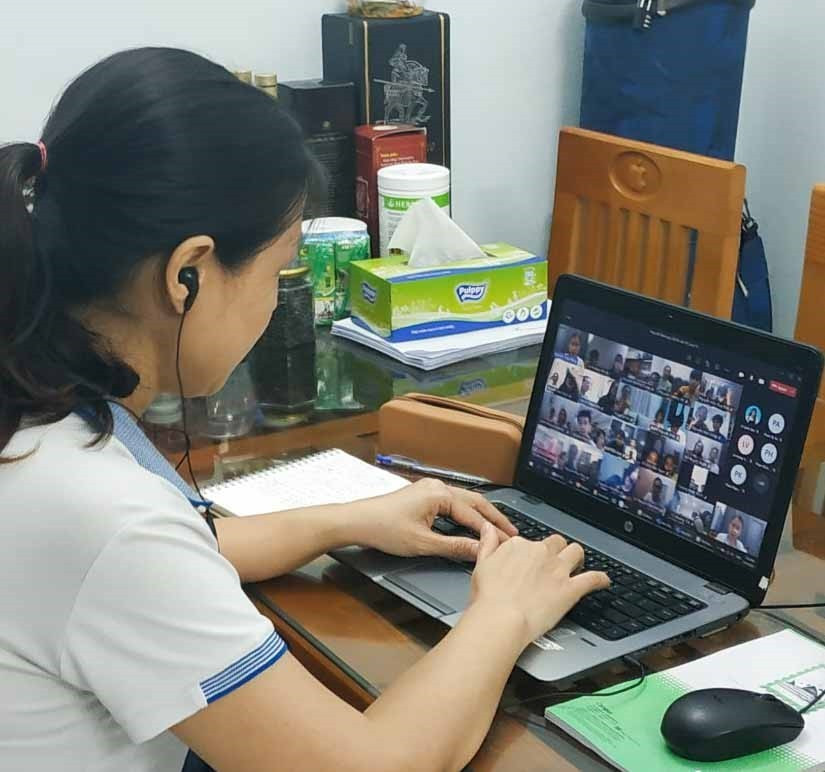 Giáo viên trường THCS Thăng Long (quận Ba Đình) phổ biến quy chế thi tới thí sinh và phụ huynh. (Nguồn: TTXVN)