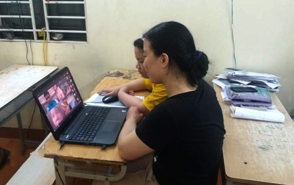 Phụ huynh và thí sinh trường THCS Nam Trung Yên (quận Cầu Giấy) học quy chế thi sớm hơn so với dự kiến. (Ảnh: Nguyễn Cúc/TTXVN)