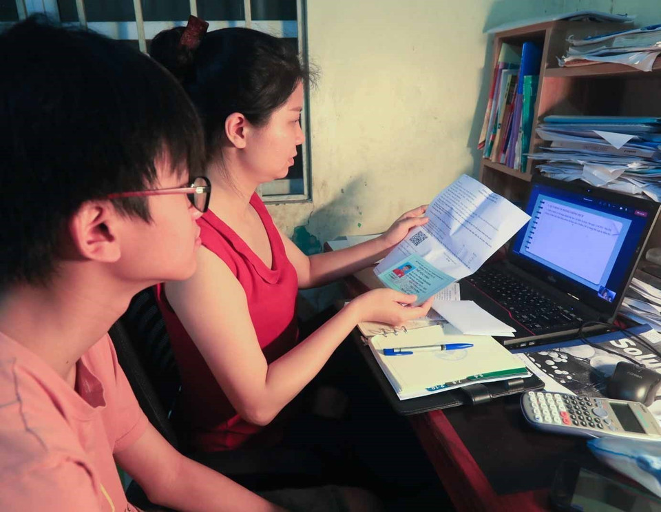 Phụ huynh cùng thí sinh tham gia buổi gặp gỡ, phổ biến quy chế thi trực tuyến trong tối 10/6. (Nguồn: TTXVN)