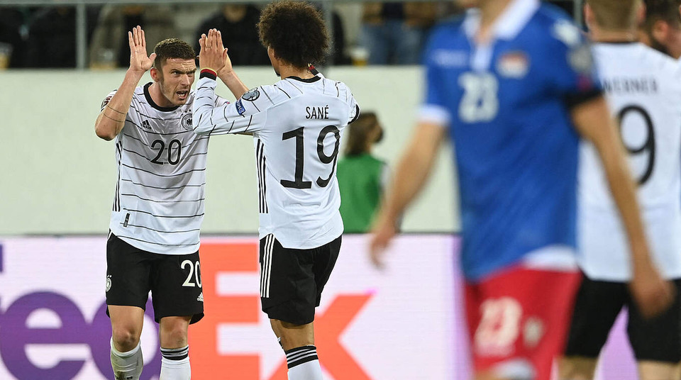 Sane ăn mừng cùng đồng đội sau khi lập công. (Nguồn: DFB)