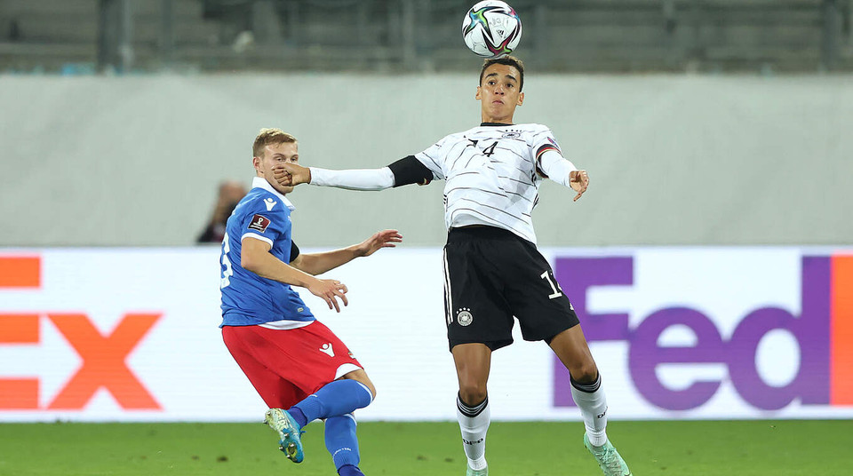 ...và tạo sức ép về phía đối phương. (Nguồn: DFB)