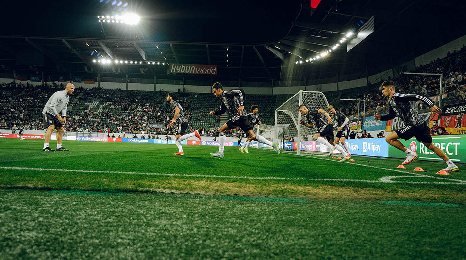 Các cầu thủ Đức khởi động trước khi bước vào trận đấu đầu tiên dưới thời Hansi Flick. (Nguồn: DFB)