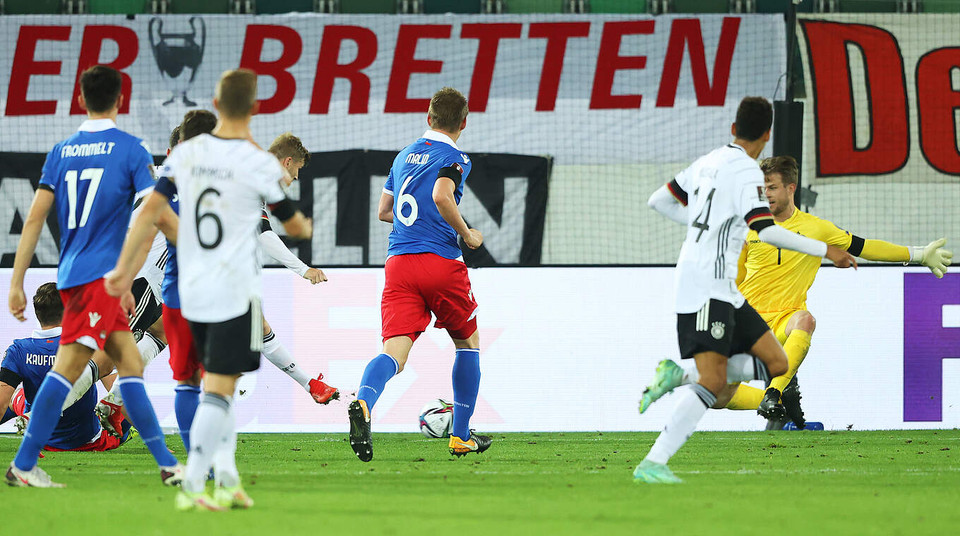 ...chấp nhận để thủng lưới bàn đầu tiên ở phút 41 của trận đấu. (Nguồn: DFB)