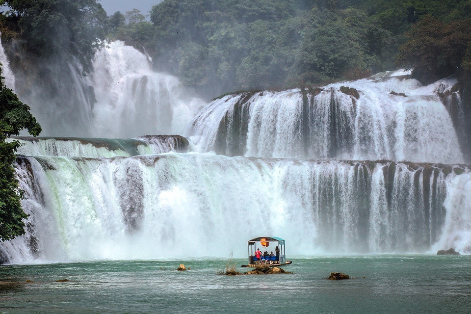 Dòng sông lượn quanh dưới chân núi Cô Muông rồi qua các cánh đồng trên đến xã Đàm Thuỷ, quay trở lại đường biên giới rồi tách ra thành nhiều nhánh đổ xuống từ độ cao khoảng 35 m tạo thành thác Bản Giốc. (Ảnh: Trọng Đạt/TTXVN)