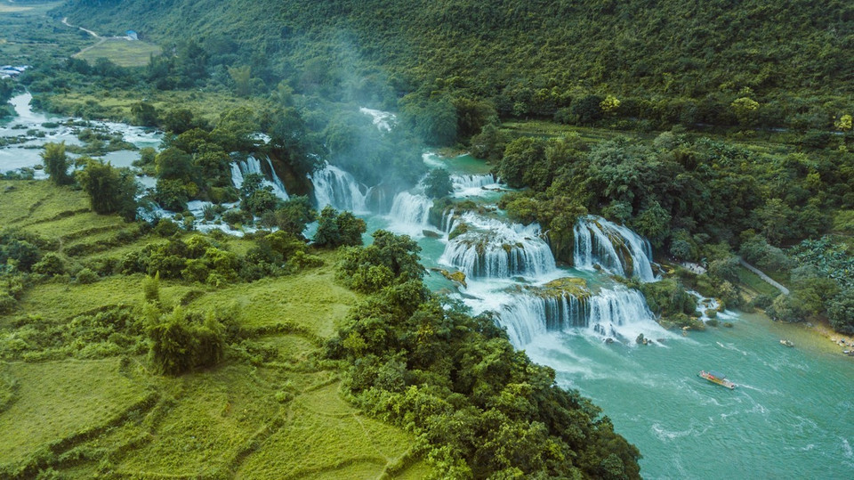 Thác Bản Giốc có hai phần là thác chính và thác phụ, thác phụ cao hơn thác chính, có ít nước hơn và thường cạn vào mùa khô. (Ảnh: Trọng Đạt/TTXVN)