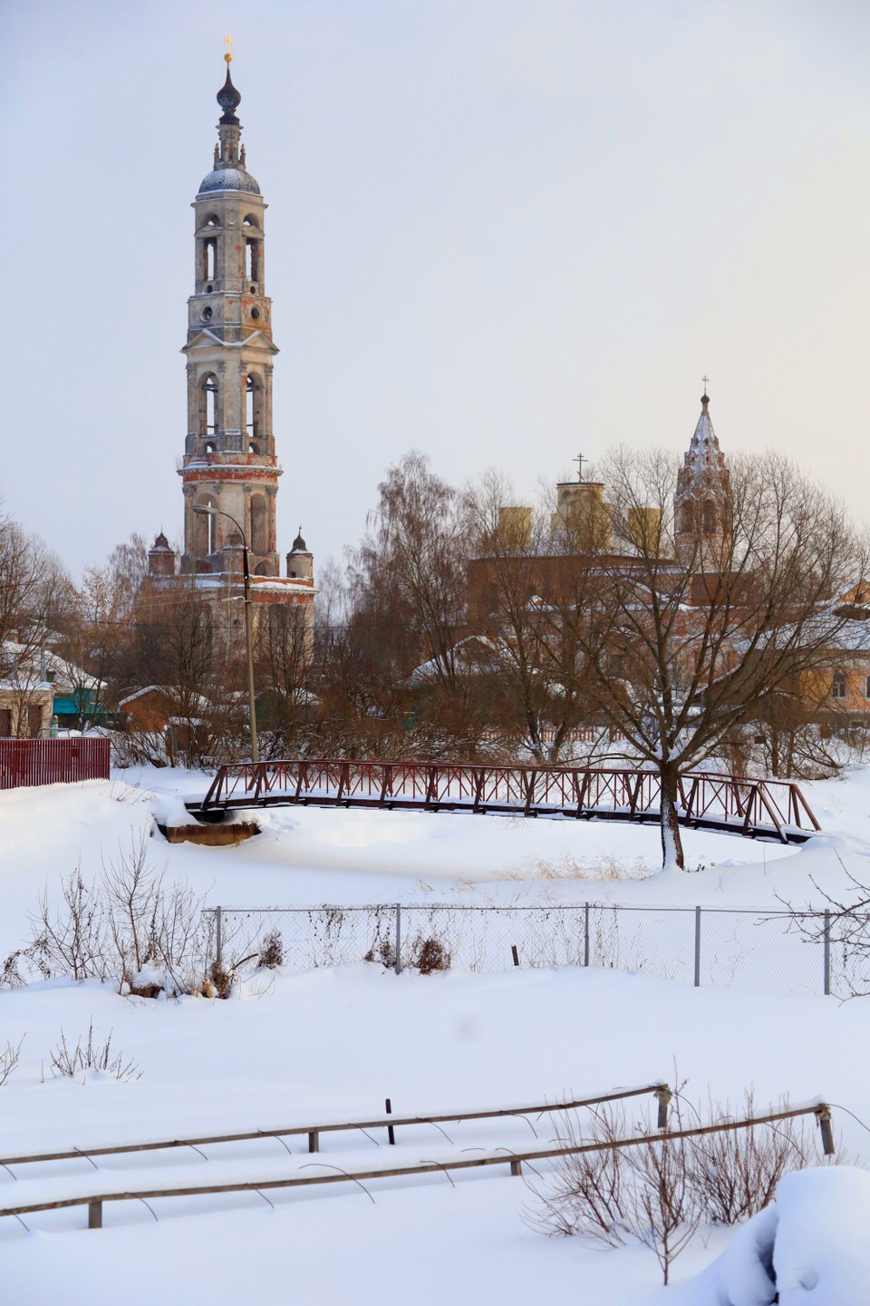 Tháp chuông uy nghi của nhà thờ Nikita Muchenika, nhìn từ hữu ngạn sông Gda. (Ảnh: Trần Hiếu/TTXVN)
