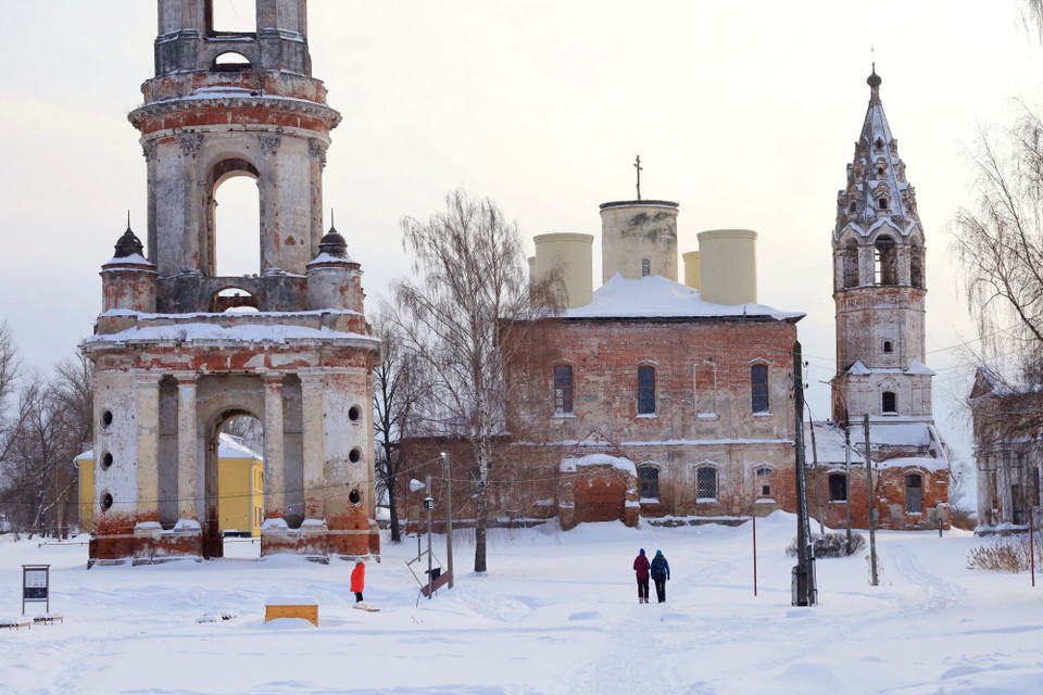 Tháp chuông cổ nằm trong quần thể kiến trúc đền thờ Nikita Muchenika được xây dựng từ thế kỷ 17-18. (Ảnh: Trần Hiếu/TTXVN) 